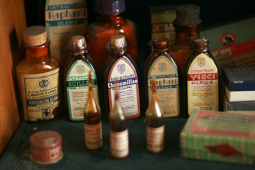 Аптека первая лекарства. Старые лекарства. Старинные лекарственные формы. Советские лекарственные препараты. Первые лекарства.